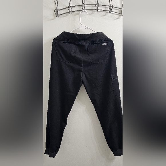 Figs Zamora Joggers in Black - Picture 2 of 4